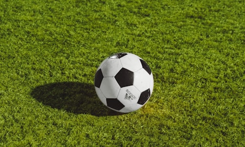 欧洲冠军联赛决赛：皇家马德里对阵曼彻斯特城队的激烈比赛现场，球员正在争抢足球