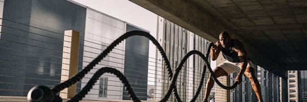 足球运动员在绿茵场上带球突破的精彩瞬间，背景是模糊的观众席